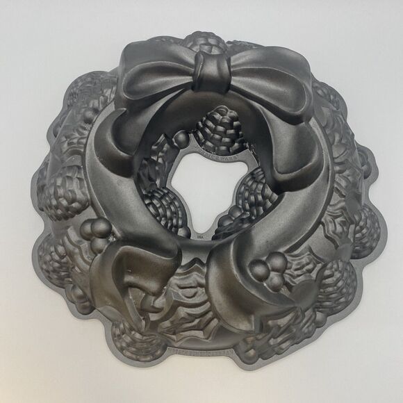 Nordic Ware Holiday Christmas Wreath Bundt Cake Mold Pan - Picture 1 of 7